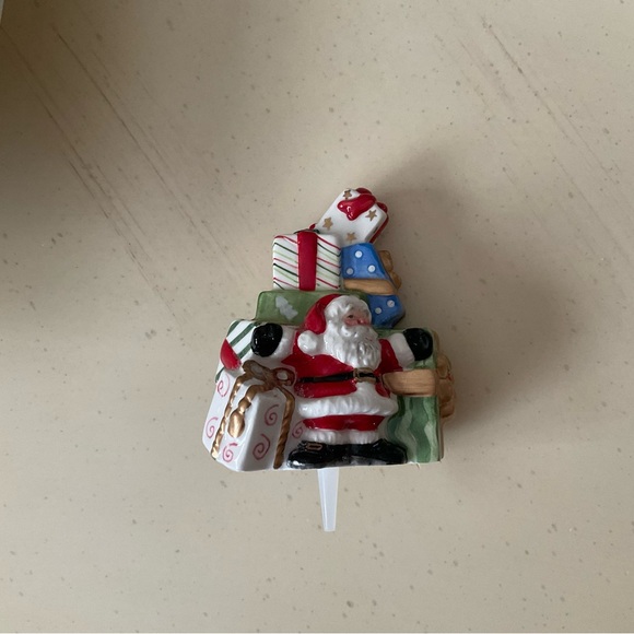 Santa With Pile of Gifts Platter Decoration 🎁 - Picture 6 of 6